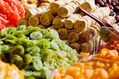 Nếu là một "tín đồ" ăn vặt, bạn có thể mua trái cây sấy khô về dự trữ để nhâm nhi mỗi lúc "buồn mồm". Ảnh: shopkieulinh.