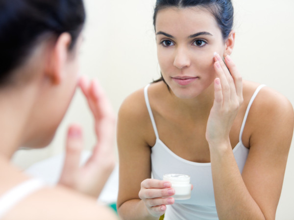 Bạn có thể sử dụng các loại dưỡng ẩm không chứa thành phần gây mụn sẽ giúp ngăn tình trạng khô da và tắc lỗ chân lông.