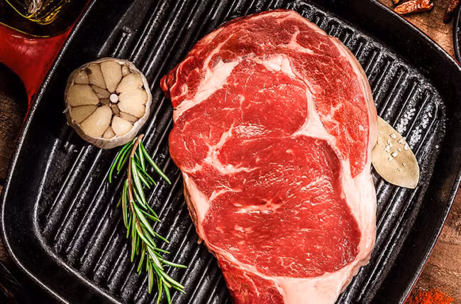 Trong thịt đỏ có nhiều chất béo bão hòa, có thể làm tăng mức cholesterol cao và gây viêm. Ảnh: netdna.