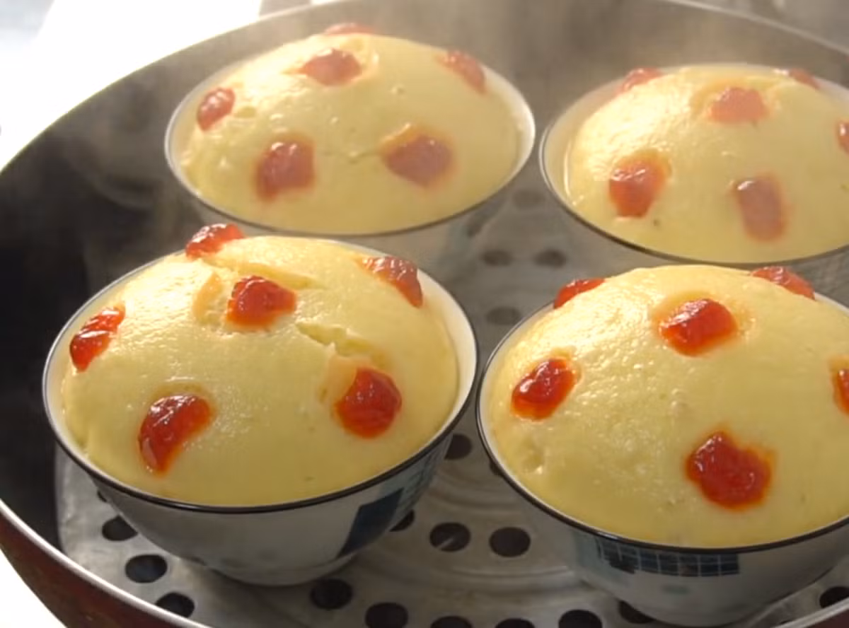 Vậy là bánh bông lan đã hoàn thành, cách làm bánh đơn giản mà lại có được món bánh rất mềm và mịn.