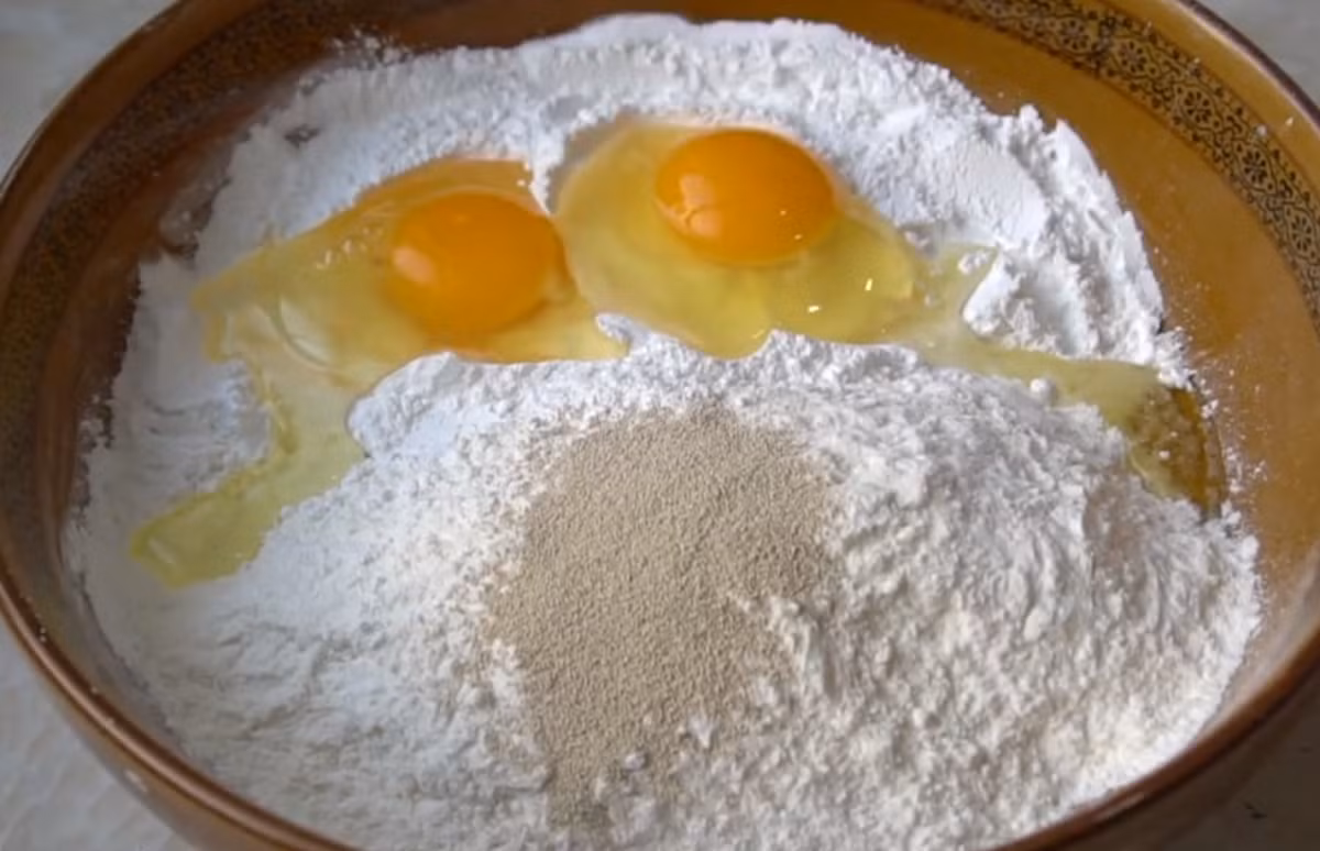 Chiếc bánh này có tên gọi Fa gao, hay bánh bông lan hấp, nổi tiếng mềm mịn, cách làm bánh bông lan đơn giản mà ai cũng có thể làm. Nguyên liệu: 200g bột mì, 100g bột gạo nếp, 2 quả trứng, 3g men nở, 260g sữa ấm đổ từ từ vào, trộn đều.