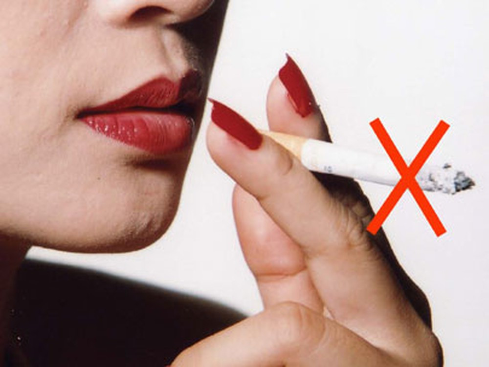 Để phòng tránh ung thư đại tràng, bạn cũng không nên hút thuốc bởi đây là yếu tố nguy cơ rất quan trọng gây ung thư đại tràng cho cả hai giới, nhất là khi kết hợp với rượu bia. Ảnh: zadn.