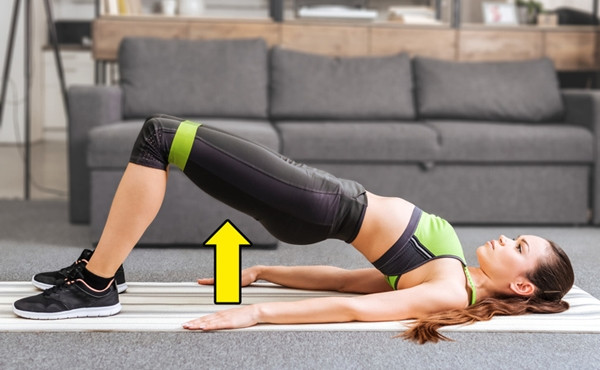 Tiếp theo, bạn đặt tay dọc cơ thể, lòng bàn tay hướng xuống dưới. Ảnh: likefitnesscenter.