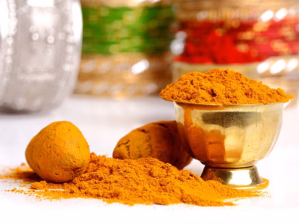  Nghệ: Nghệ chứa curcumin có tác dụng kháng khuẩn và ngăn chặn sự phát triển của vi khuẩn, do đó là một lựa chọn lý tưởng để điều trị nhiễm khuẩn âm đạo. Cách thực hiện: Cho 1 thìa cà phê bột nghệ vào 1 ly sữa tươi ấm. Khuấy đều rồi uống sữa nghệ 1 lần/ngày.