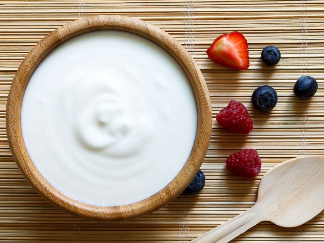  Sữa chua: Sữa chua là nguồn cung cấp probiotic tự nhiên giúp cân bằng vi khuẩn có lợi ở âm đạo. Các lợi khuẩn có trong sữa chua giúp chữa và ngăn ngừa bệnh nhiễm khuẩn âm đạo. Bạn chỉ cần ăn 1 hộp sữa chua nguyên chất mỗi ngày để chữa nhiễm khuẩn âm đạo.