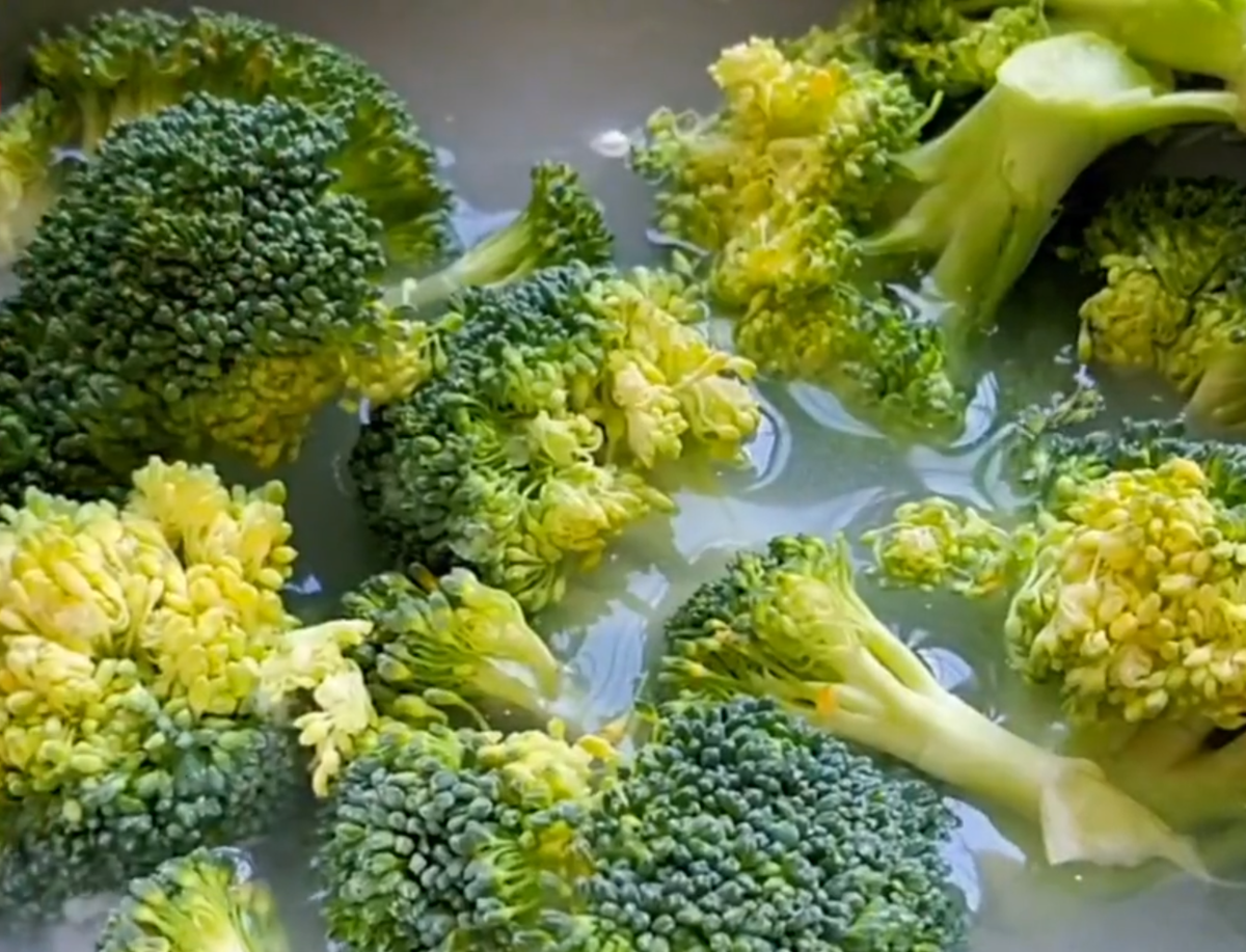 Đầu tiên dùng chậu hoặc nồi, cho nước hòa muối và chút bột mì vào, rồi tách súp lơ ra rửa sạch, ngâm 5 phút.