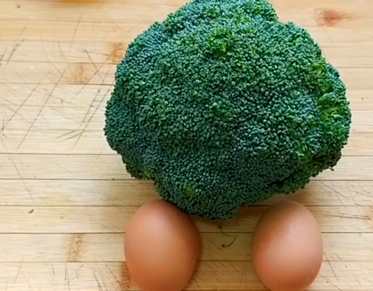 Món ngon từ súp lơ chỉ cần 2 thành phần chính là: trứng, súp lơ xanh. Có thể thêm các nguyên liệu sau để bánh thêm màu sắc và hương vị: yến mạch, cà rốt, tép hoặc tôm nõn băm nhỏ, bột mì, bánh bao ngọt hoặc theo sở thích của bạn.