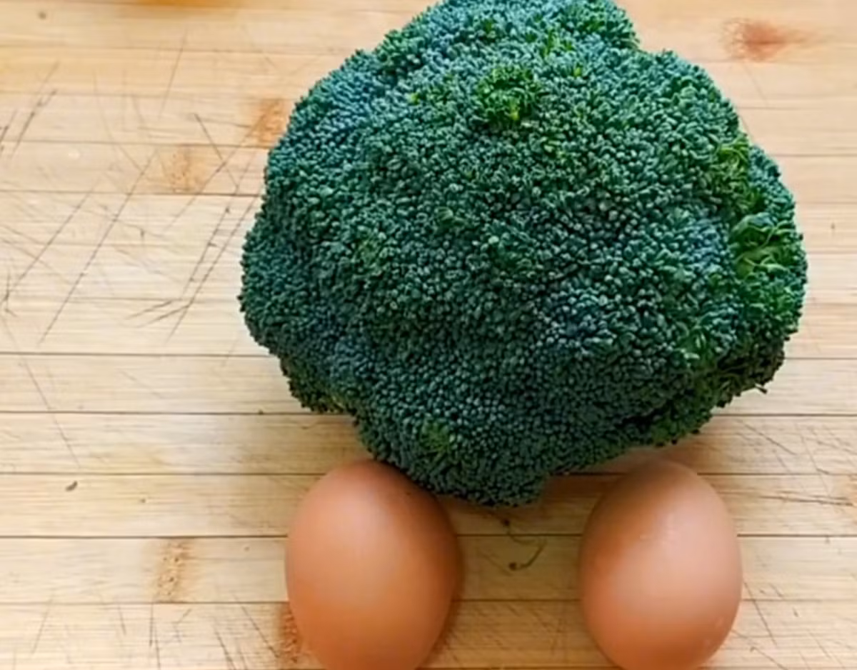 Món ngon từ súp lơ chỉ cần 2 thành phần chính là: trứng, súp lơ xanh. Có thể thêm các nguyên liệu sau để bánh thêm màu sắc và hương vị: yến mạch, cà rốt, tép hoặc tôm nõn băm nhỏ, bột mì, bánh bao ngọt hoặc theo sở thích của bạn.