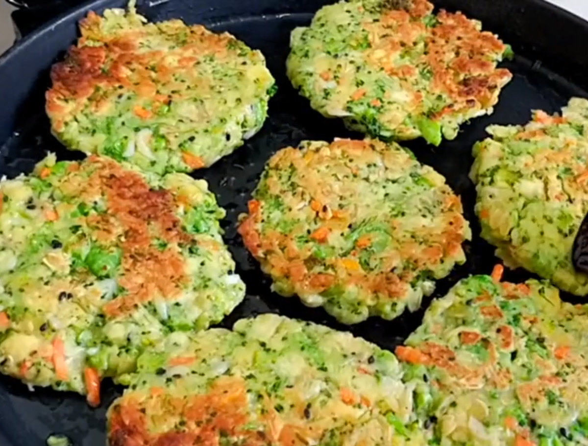 Đổ dầu vào chảo cho nóng rồi thả vào. Bánh rán đều đến khi vàng hai mặt.