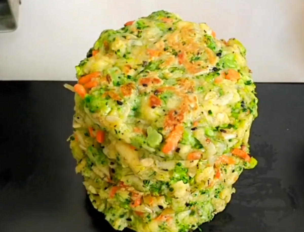 Trộn nhiều nguyên liệu màu sắc sẽ giúp chiếc bánh có hương vị lạ và trông vô cùng rực rỡ, khiến bé thêm thích thú.