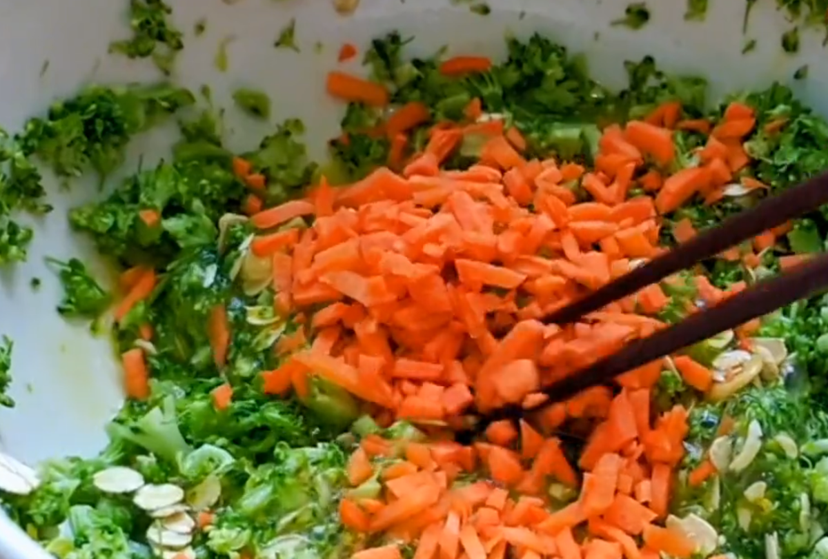 Chuẩn bị một nửa củ cà rốt và cắt thành khối nhỏ.