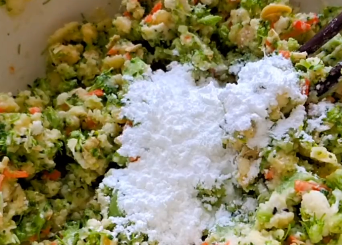 Thêm một thìa tinh bột ngô, một nắm tép hoặc tôm băm nhỏ, trộn đều.