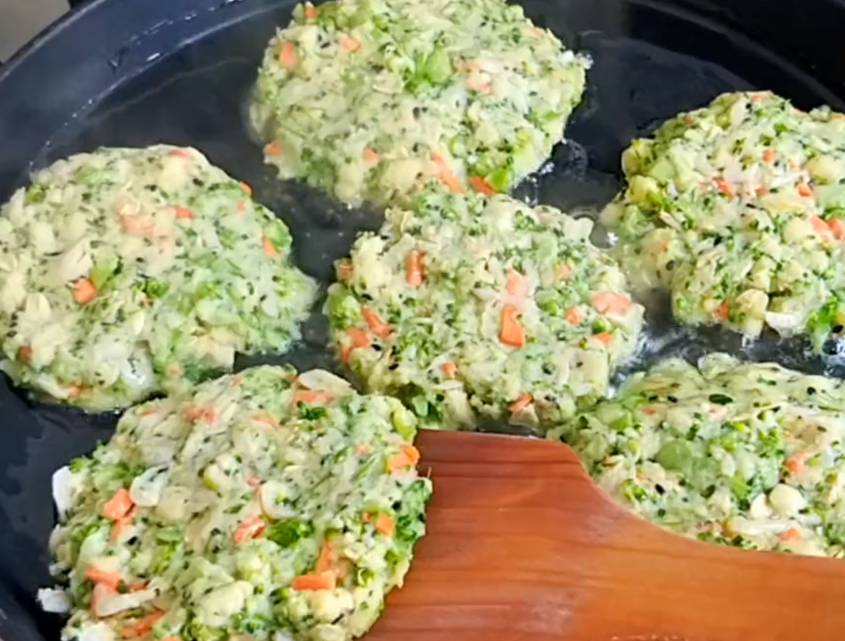 Lấy từng nhúm nhỏ hỗn hợp, có thể lăn tròn rồi nhấn phẳng để quá trình rán được nhanh.