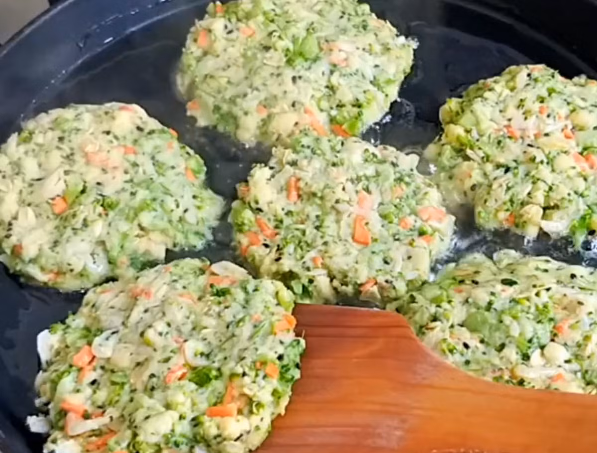 Lấy từng nhúm nhỏ hỗn hợp, có thể lăn tròn rồi nhấn phẳng để quá trình rán được nhanh.