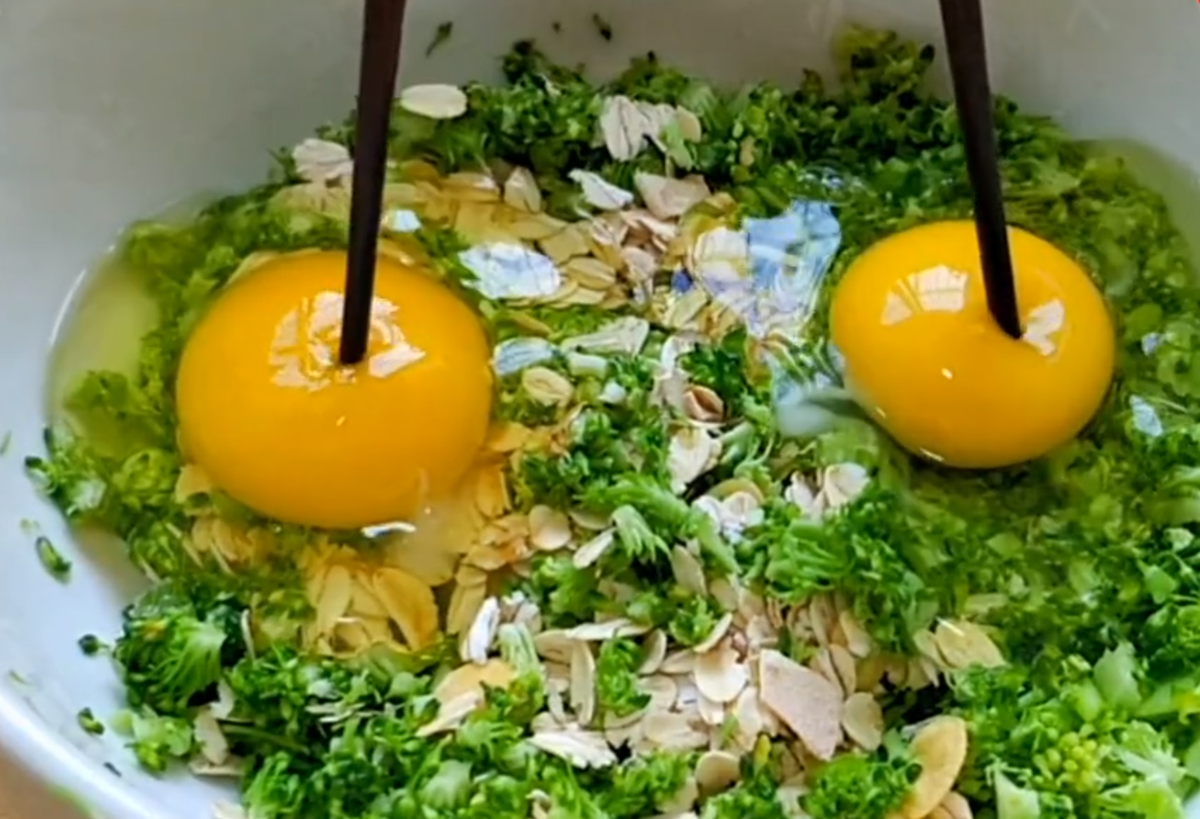 Cắt nhỏ súp lơ vào một chiếc bát, trộn cùng 2 quả trứng và một nắm yến mạch.