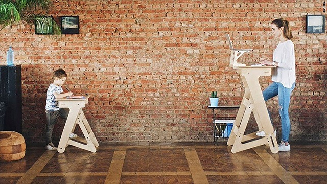 3. Đứng ngay cả khi không làm gì Ngay cả khi lười biếng không làm gì, việc đứng cũng giúp bạn thon thả hơn ngồi hay nằm ì trên sofa. Hãy cố gắng đứng, di chuyển hoặc vận động.