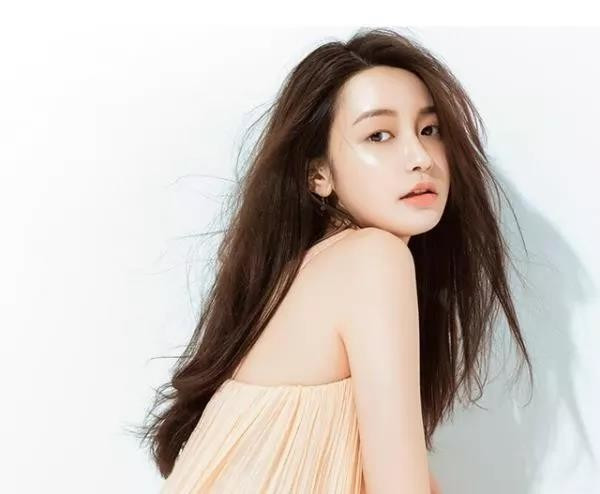 Vùng xương quai xanh gợi cảm và cánh tay không tì vết cũng là điểm cộng của người đẹp, nên cô thường xuyên mặc trang phục hở vai gợi cảm.