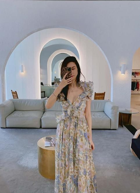 Một mẫu trang phục Trương Đại Dịch vừa mặc vừa bán. Mẫu váy mềm mại với phần vai bồng duyên dáng như cánh bướm, lại khoe khéo vùng ngực, cánh tay gợi cảm.