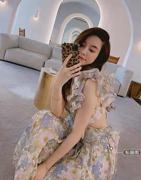 Nhìn mặt sau của chiếc váy cũng vô cùng gợi cảm khi khoe khéo một phần lưng thon thả.