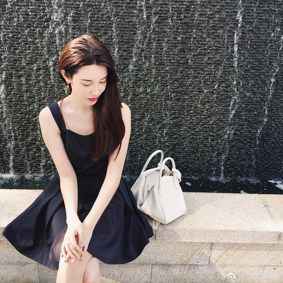 Những chiếc váy thanh lich và không hở hang, nhưng vẫn khiến Trương Đại Dịch gợi cảm một cách bí ẩn.