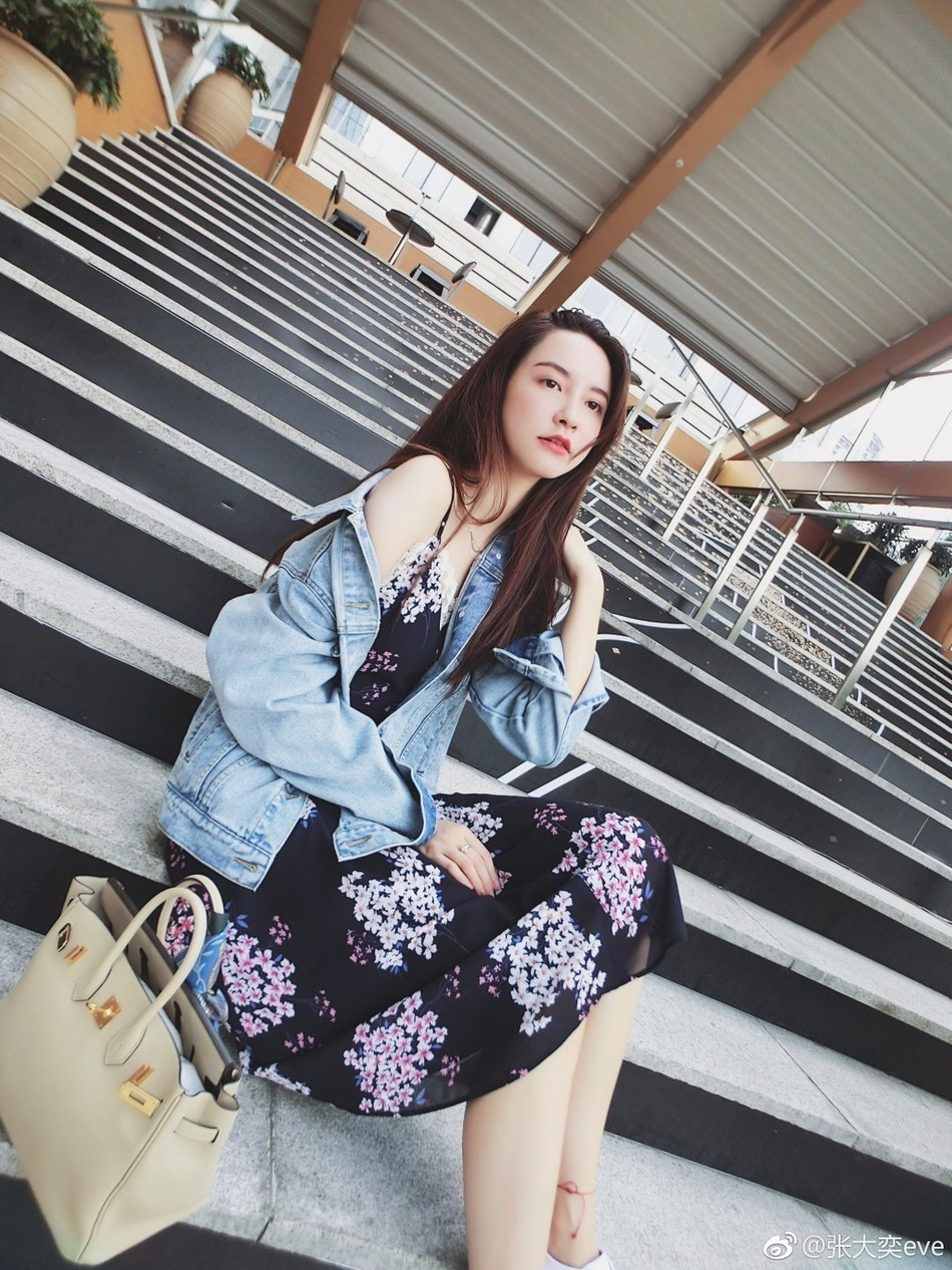 Váy hai dây khoe được vùng xương ngực và cánh tay trắng ngần thanh mảnh đến từng mm.