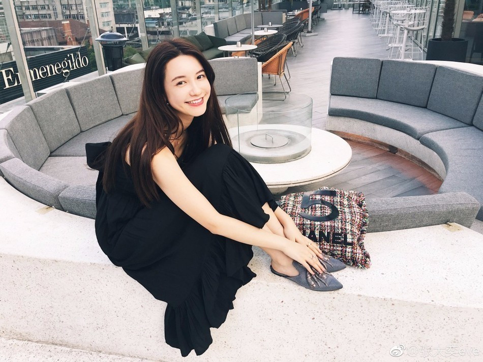 Trang phục tối màu làm nổi bật làn da của Trương Đại Dịch.