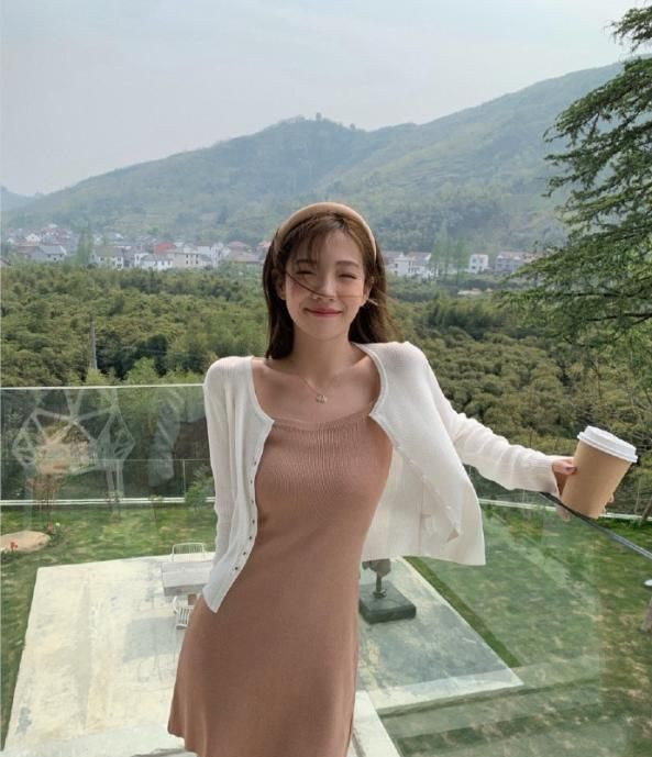 Trương Đại Dịch luôn chọn các màu sắc nhẹ nhàng, vừa trẻ trung vừa gợi cảm.