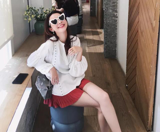 Nếu không khoe cánh tay trần hay vùng ngực thanh mảnh, người đẹp lại khoe đôi chân thon thả.