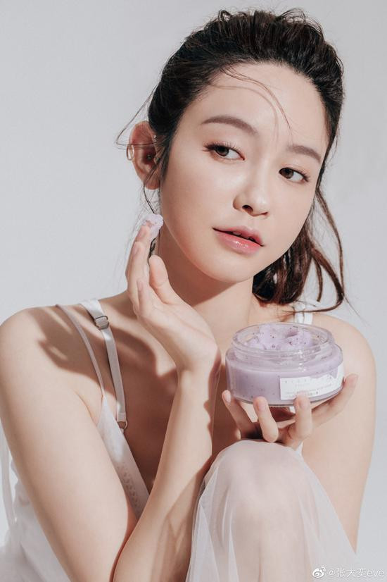 Vốn là người mẫu thời trang có tiếng trên mạng xã hội Trương Đại Dịch thậm chí từng có tên trong danh sách những hot girl nổi tiếng nhất Trung Quốc.