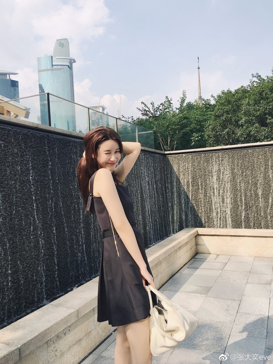 Cách mặc này giúp bạn trông trẻ trung, khỏe khoắn hơn, lại vô cùng gợi cảm.