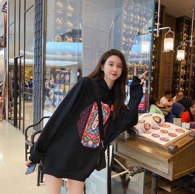 Nguyên tắc trang phục của Trương Đại Dịch là luôn khoe một phần da thịt, có thể là cánh tay, chân, xương ngực.