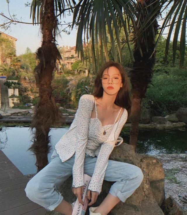 Người đẹp luôn khéo léo "khoe" một điểm mạnh nào đó trên cơ thể.