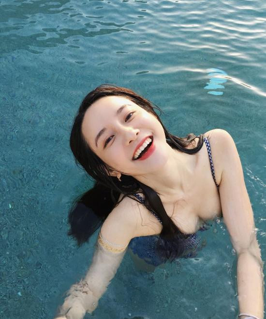 Công việc chính là kinh doanh online, nhờ sở hữu gout thời trang tuyệt vời, doanh số bán hàng của người đẹp tăng nhanh chóng, rất nhiều người muốn mặc y hệt cô.