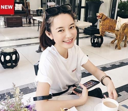 Một chiếc áo phông trắng đơn giản cũng làm tôn lên làn da trắng ngần, trẻ trung của Hot girl.