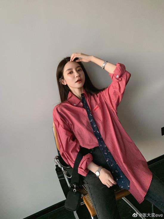 Những mẫu trang phục khỏe khoắn và kín đáo hiếm hoi của Trương Đại Dịch.