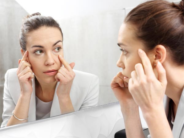  Mát-xa mắt: Với vùng da quanh mắt, mát-xa từ phía dưới thái dương đi vào cầu mũi sẽ giúp các cơ quanh mắt di chuyển theo hướng từ thái dương tới mũi, làm giảm nguy cơ làm hại da. Để loại bỏ stress, đặt ngón tay nhẹ nhàng lên vùng da dưới mắt sát bên mũi và ấn nhẹ trong 5 giây rồi thả ra. Lặp lại 5 lần sẽ giúp loại bỏ stress nhanh chóng.