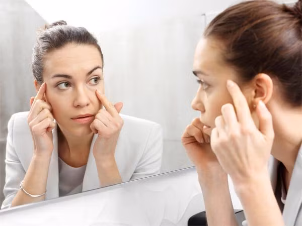  Mát-xa mắt: Với vùng da quanh mắt, mát-xa từ phía dưới thái dương đi vào cầu mũi sẽ giúp các cơ quanh mắt di chuyển theo hướng từ thái dương tới mũi, làm giảm nguy cơ làm hại da. Để loại bỏ stress, đặt ngón tay nhẹ nhàng lên vùng da dưới mắt sát bên mũi và ấn nhẹ trong 5 giây rồi thả ra. Lặp lại 5 lần sẽ giúp loại bỏ stress nhanh chóng.