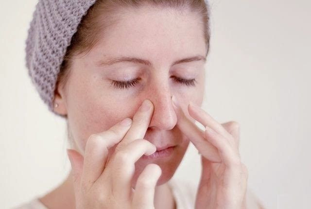  Mát-xa mũi: Dùng ngón trỏ vuốt từ phía trong của bọng mắt, mát-xa xuống dọc theo sống mũi và lặp lại 5 lần.