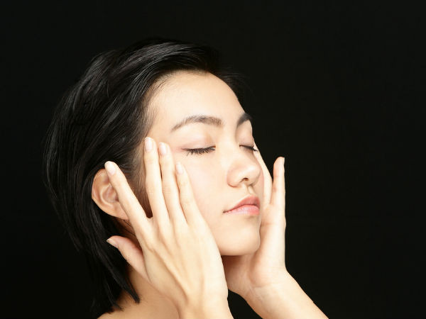 Trước khi mát-xa, bạn cần rửa mặt kỹ bằng sữa rửa mặt để loại bỏ lớp trang điểm, tránh tình trạng tạp chất gây tắc lỗ chân lông. Dùng băng đô cuốn tóc gọn gàng trước khi mát-xa. Tránh dùng lực mạnh để mát-xa mặt vì điều này có thể khiến da bị bầm tím hoặc sưng.