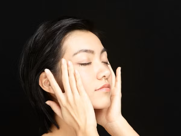 Trước khi mát-xa, bạn cần rửa mặt kỹ bằng sữa rửa mặt để loại bỏ lớp trang điểm, tránh tình trạng tạp chất gây tắc lỗ chân lông. Dùng băng đô cuốn tóc gọn gàng trước khi mát-xa. Tránh dùng lực mạnh để mát-xa mặt vì điều này có thể khiến da bị bầm tím hoặc sưng.