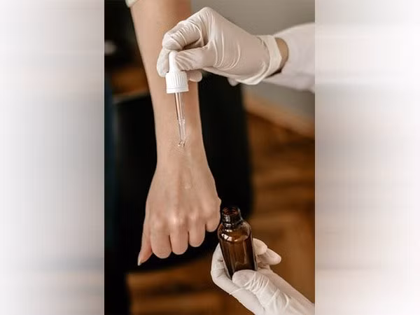  Kiểm tra thử trước khi dùng mỹ phẩm: Bí quyết quan trọng nhất với người có da nhạy cảm là luôn thử sản phẩm trước khi mua. Hãy thoa sản phẩm lên một vùng nhỏ trên da tay hoặc vùng da phía sau tai. Nếu da bạn an toàn sau 24 giờ thì có thể sử dụng sản phẩm.