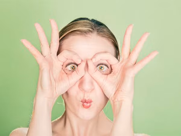  Chú ý chăm sóc cho da vùng mắt: Để giữ cho da vùng mắt có độ ẩm và mịn màng, hãy sử dụng kem mắt cho da nhạy cảm. Dùng kem dưỡng ẩm thông thường cho da dưới mắt sẽ không phải là ý tưởng hay nếu bạn sở hữu làn da nhạy cảm.