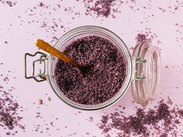  Tẩy tế bào chết một cách dịu nhẹ: Tẩy tế bào chết giúp loại bỏ các tế bào chết, tạp chất và giúp làm trẻ hóa da nhưng có thể gây phát ban, ngứa và mẩn đỏ trên da nhạy cảm. Do đó, cần cho các loại kem và nguyên liệu tẩy tế bào chết dịu nhẹ, có hạt nhỏ hơn để không gây hại cho da. Không nên tẩy tế bào chết nhiều hơn 2 lần/tuần.