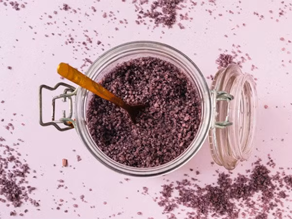  Tẩy tế bào chết một cách dịu nhẹ: Tẩy tế bào chết giúp loại bỏ các tế bào chết, tạp chất và giúp làm trẻ hóa da nhưng có thể gây phát ban, ngứa và mẩn đỏ trên da nhạy cảm. Do đó, cần cho các loại kem và nguyên liệu tẩy tế bào chết dịu nhẹ, có hạt nhỏ hơn để không gây hại cho da. Không nên tẩy tế bào chết nhiều hơn 2 lần/tuần.