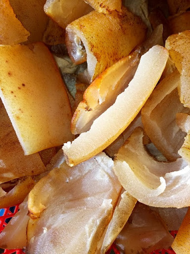 Trong khi đó, vào mùa đông thì phải ủ da trâu thêm nhiều ngày mới có thể lấy ra chế biến do nhiệt độ thấp. Ảnh: googleusercontent.