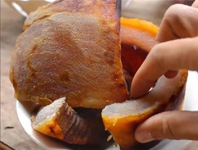 Sau khi ủ, da trâu bốc mùi sẽ được đem rửa sạch. Lúc này, phần lông trên da cũng đã rụng hết. Ảnh: wordpress.