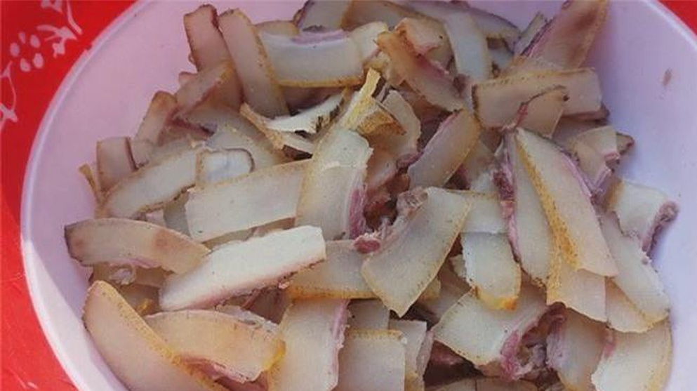 Sau khi rửa sạch, miếng da được phơi cho khô. Ảnh: wordpress.