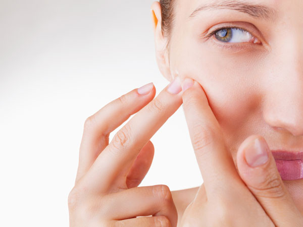 Nặn mụn, chà xát vào mụn,...đều là những thói quen có thể khiến lỗ chân lông bị to.