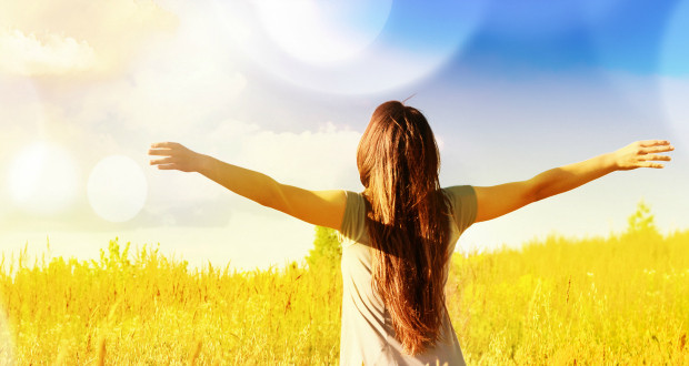 Khi da bạn tiếp xúc với ánh nắng mặt trời trong một thời gian dài, việc sản xuất collagen trong da bị giảm và các mô bên dưới lớp trên cùng của da mở rộng, dẫn đến lỗ chân lông lớn.