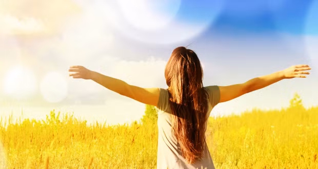 Khi da bạn tiếp xúc với ánh nắng mặt trời trong một thời gian dài, việc sản xuất collagen trong da bị giảm và các mô bên dưới lớp trên cùng của da mở rộng, dẫn đến lỗ chân lông lớn.